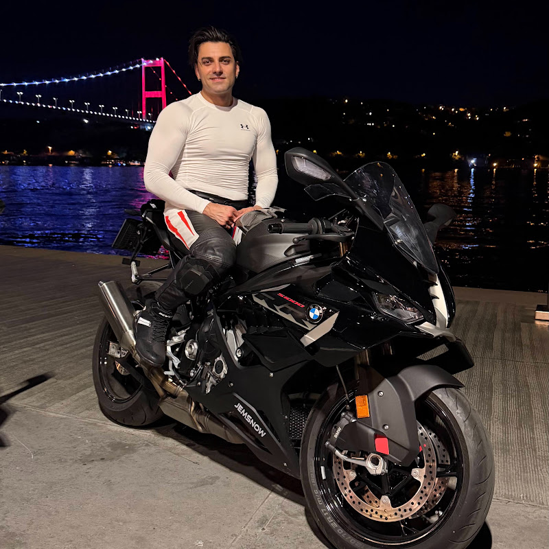 Cem Mete, gece Boğaz kıyısında BMW S1000RR'ın üstünde
